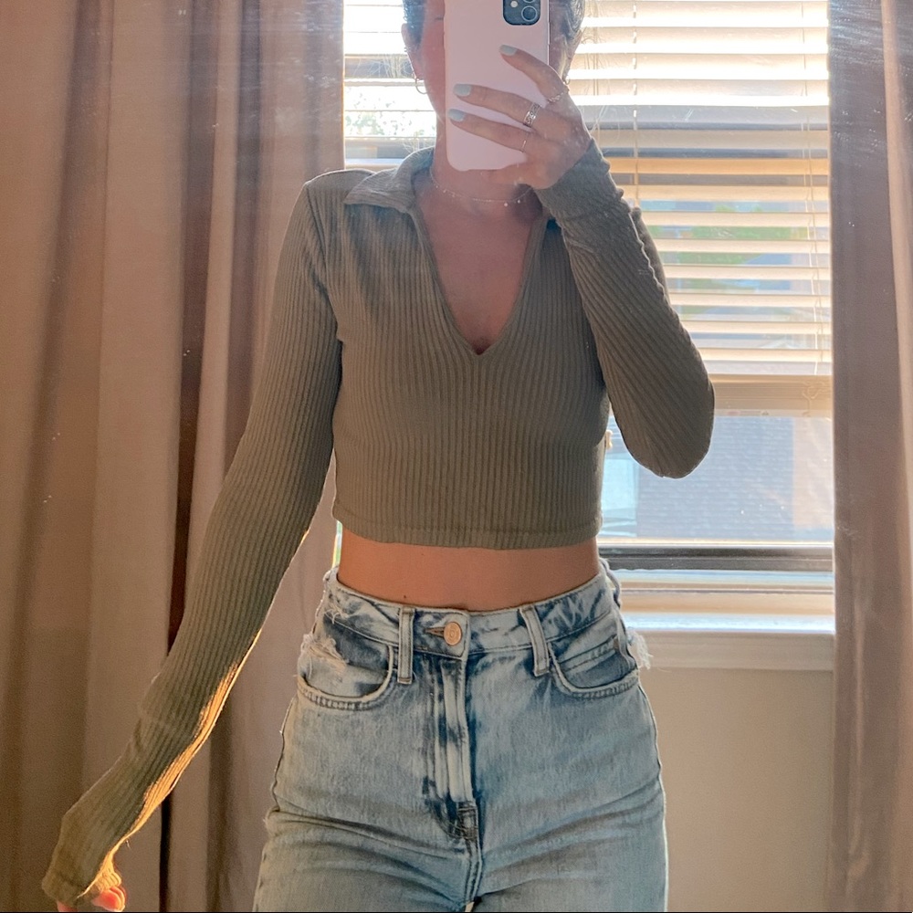 Hunter green cropped long sleeve top